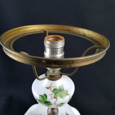 https://beckalar.com/wp-content/uploads/2021/10/vintage-milk-glass-ivy-green-lamp5-rotated.jpg